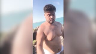 gordinho peitudo gozando na praia