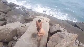 Sexo entre amigos em plena praia no rio de janeiro .