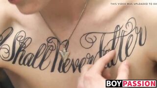 Tattooed twink Dustin jerking off in passionate solo