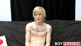 Tattooed twink Dustin jerking off in passionate solo