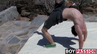 Flexible twink ends up jerking off after erotic stretching