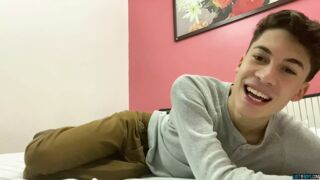 Twink amateur Danny Bianchi masturbates and cums on camera