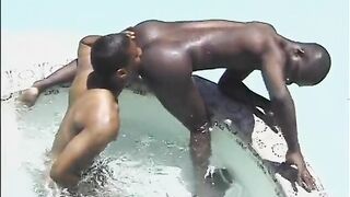 Black dude bends over to get a wet rimming in the pool