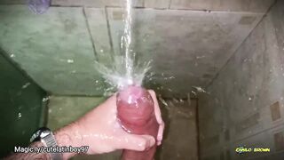 No hands water masturbation. Letting the stream of water fall on my big uncut latino cock until it makes me cum hands fr