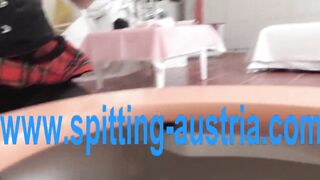 toilete spitting