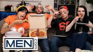 MEN - Dom King Sticks His Cock Through The Pizza Box For Some Blowjob Action With Logan Aarons